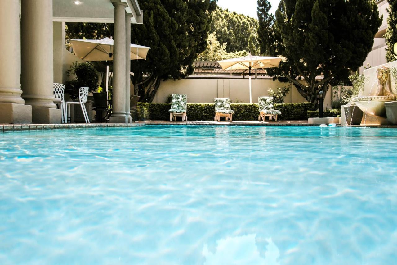 Villa Via Executive Suites With Power Back-Up Сэндтон Экстерьер фото
