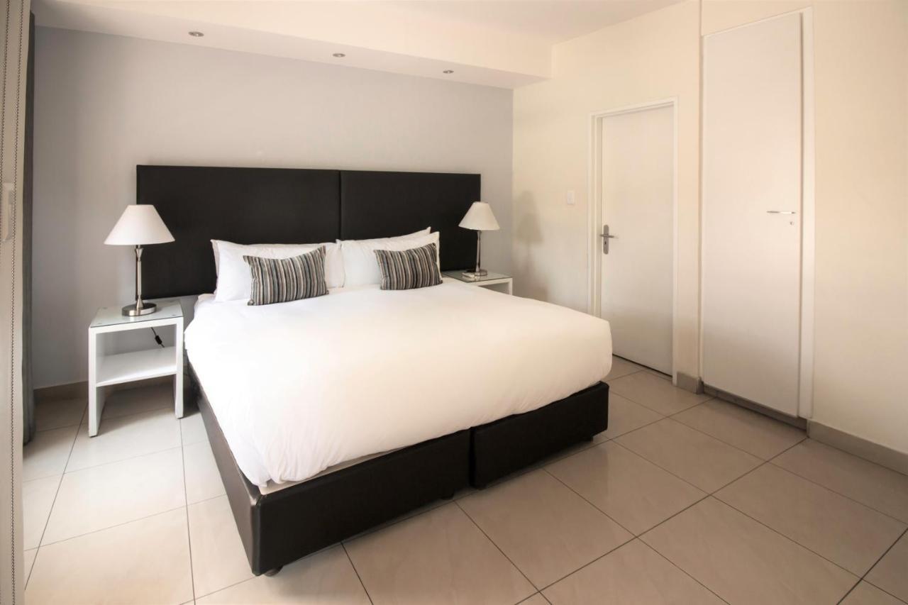 Villa Via Executive Suites With Power Back-Up Сэндтон Экстерьер фото