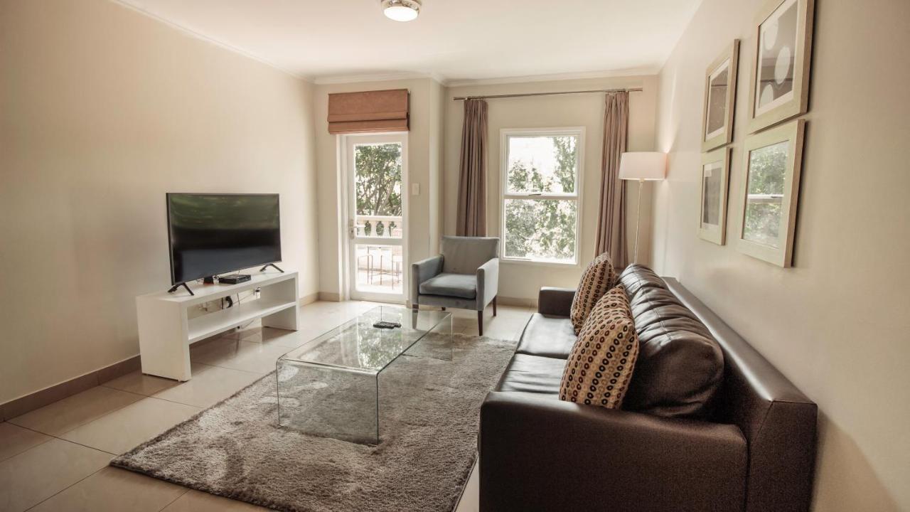 Villa Via Executive Suites With Power Back-Up Сэндтон Экстерьер фото