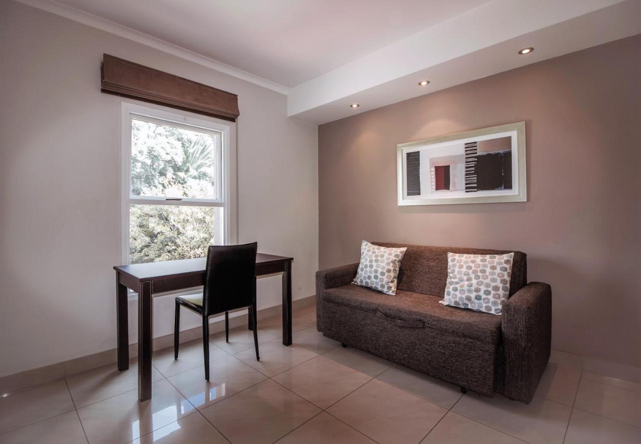 Villa Via Executive Suites With Power Back-Up Сэндтон Экстерьер фото