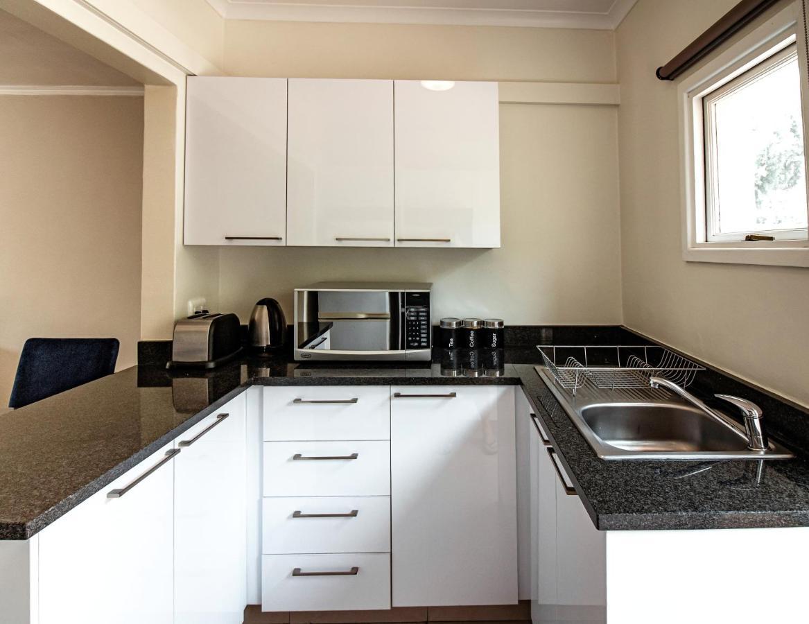 Villa Via Executive Suites With Power Back-Up Сэндтон Экстерьер фото