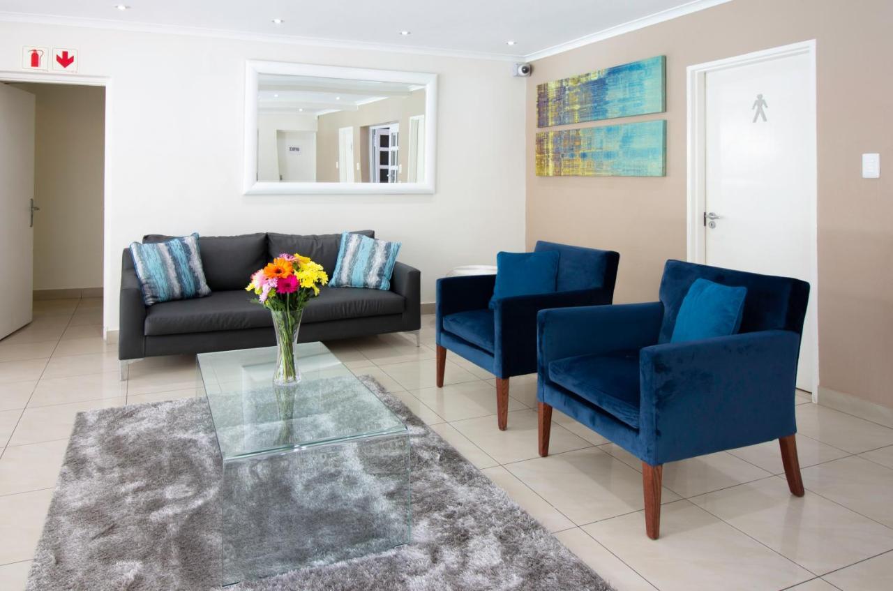 Villa Via Executive Suites With Power Back-Up Сэндтон Экстерьер фото