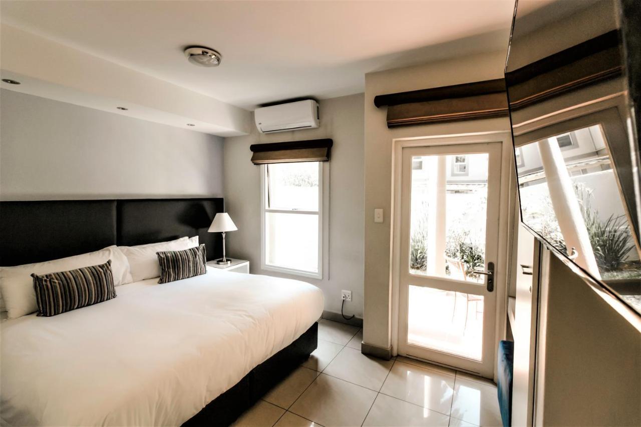 Villa Via Executive Suites With Power Back-Up Сэндтон Экстерьер фото