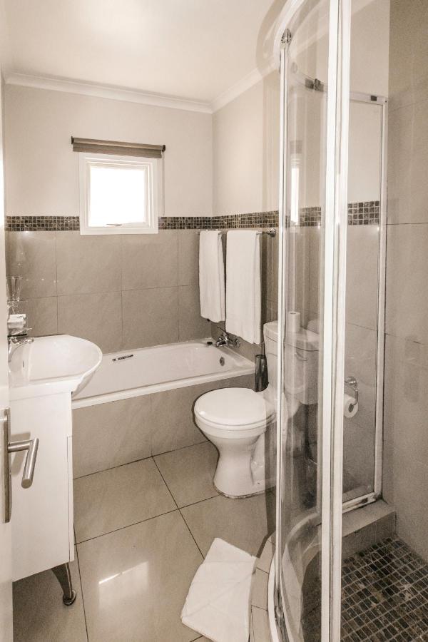 Villa Via Executive Suites With Power Back-Up Сэндтон Экстерьер фото