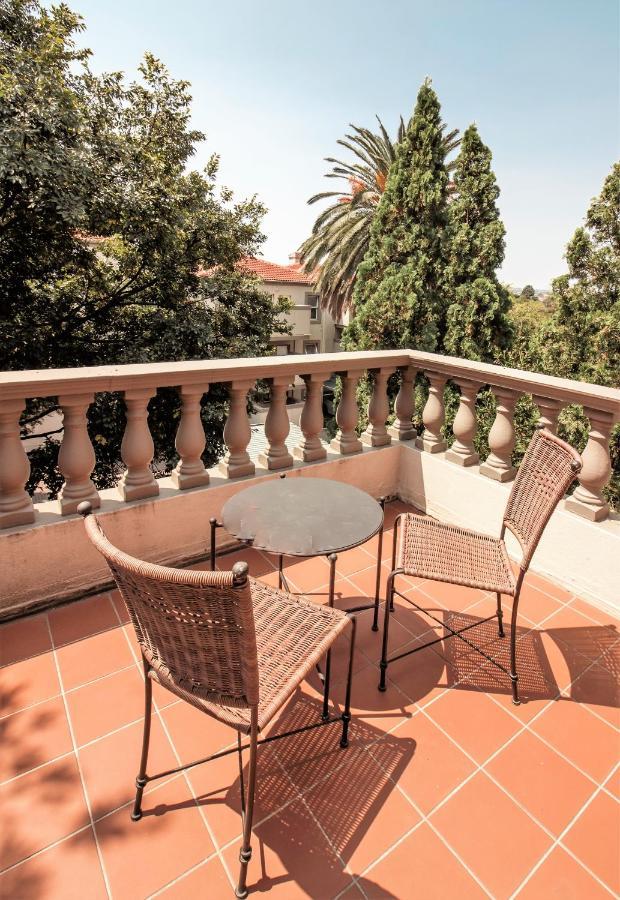 Villa Via Executive Suites With Power Back-Up Сэндтон Экстерьер фото