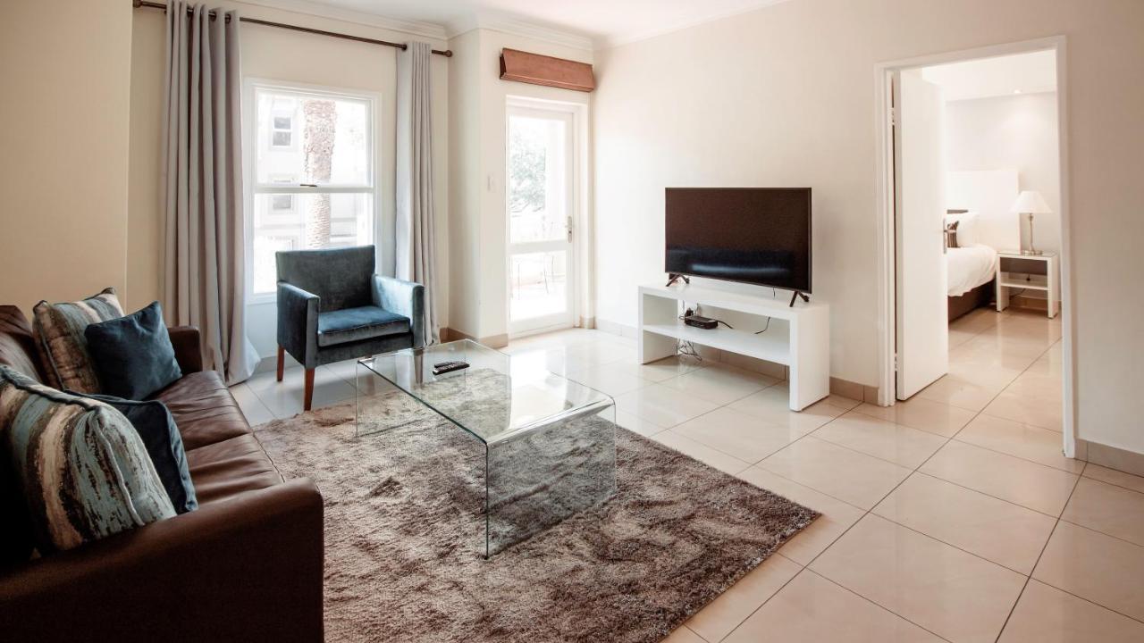 Villa Via Executive Suites With Power Back-Up Сэндтон Экстерьер фото