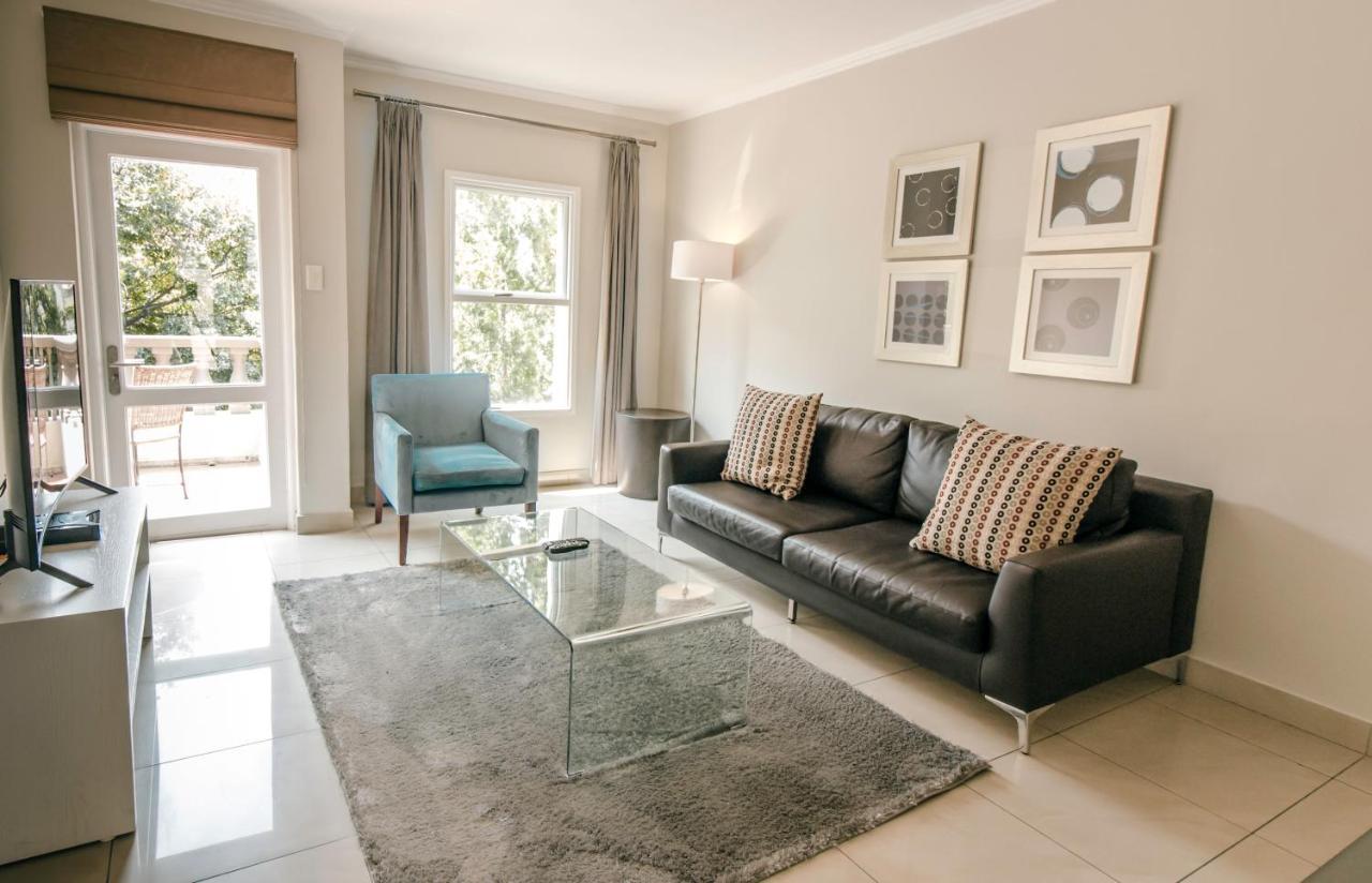 Villa Via Executive Suites With Power Back-Up Сэндтон Экстерьер фото