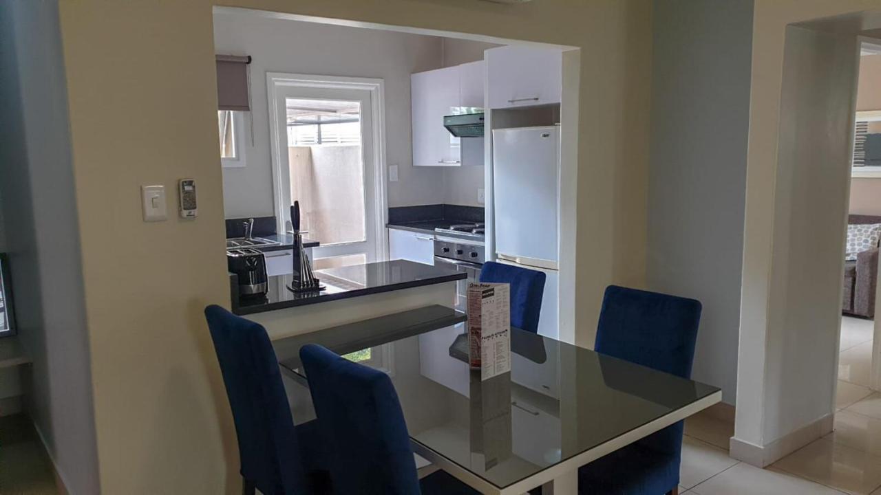 Villa Via Executive Suites With Power Back-Up Сэндтон Экстерьер фото