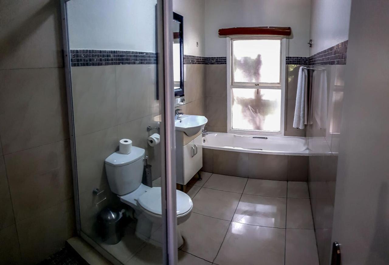Villa Via Executive Suites With Power Back-Up Сэндтон Экстерьер фото