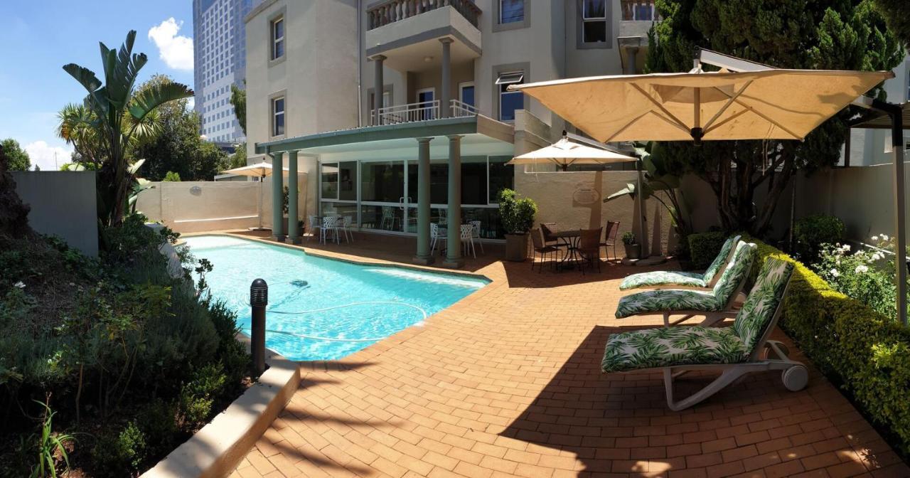Villa Via Executive Suites With Power Back-Up Сэндтон Экстерьер фото