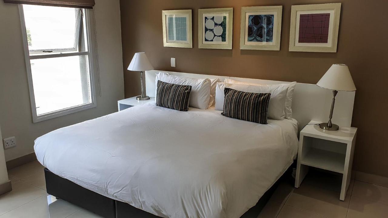 Villa Via Executive Suites With Power Back-Up Сэндтон Экстерьер фото