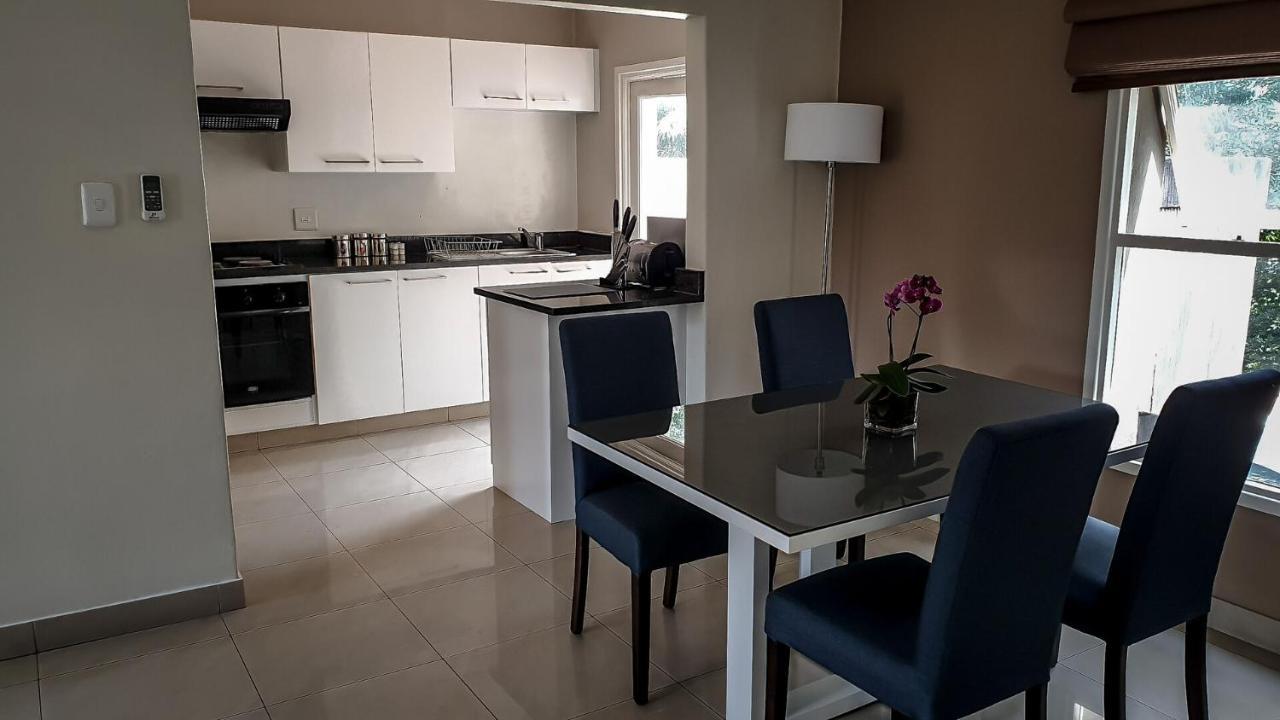 Villa Via Executive Suites With Power Back-Up Сэндтон Экстерьер фото