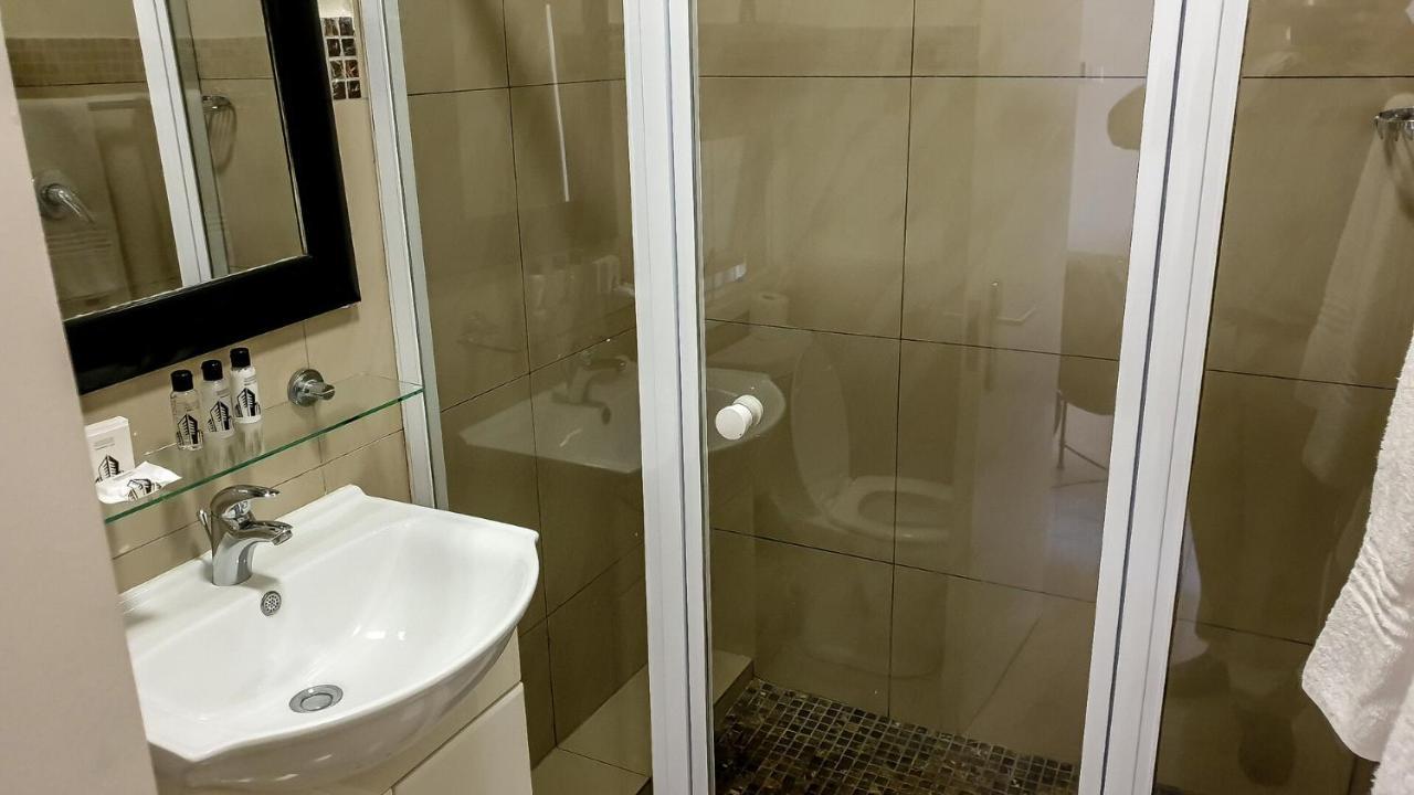 Villa Via Executive Suites With Power Back-Up Сэндтон Экстерьер фото