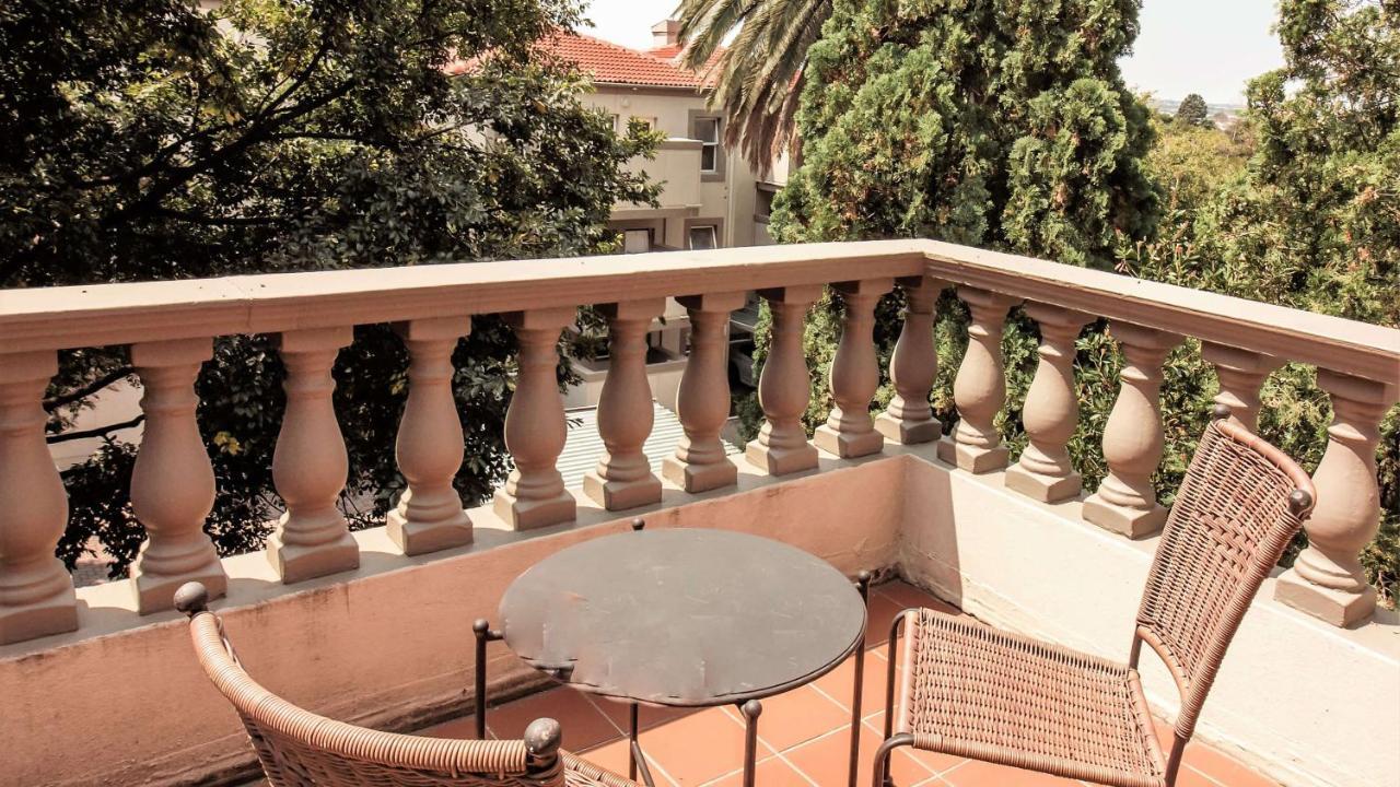 Villa Via Executive Suites With Power Back-Up Сэндтон Экстерьер фото