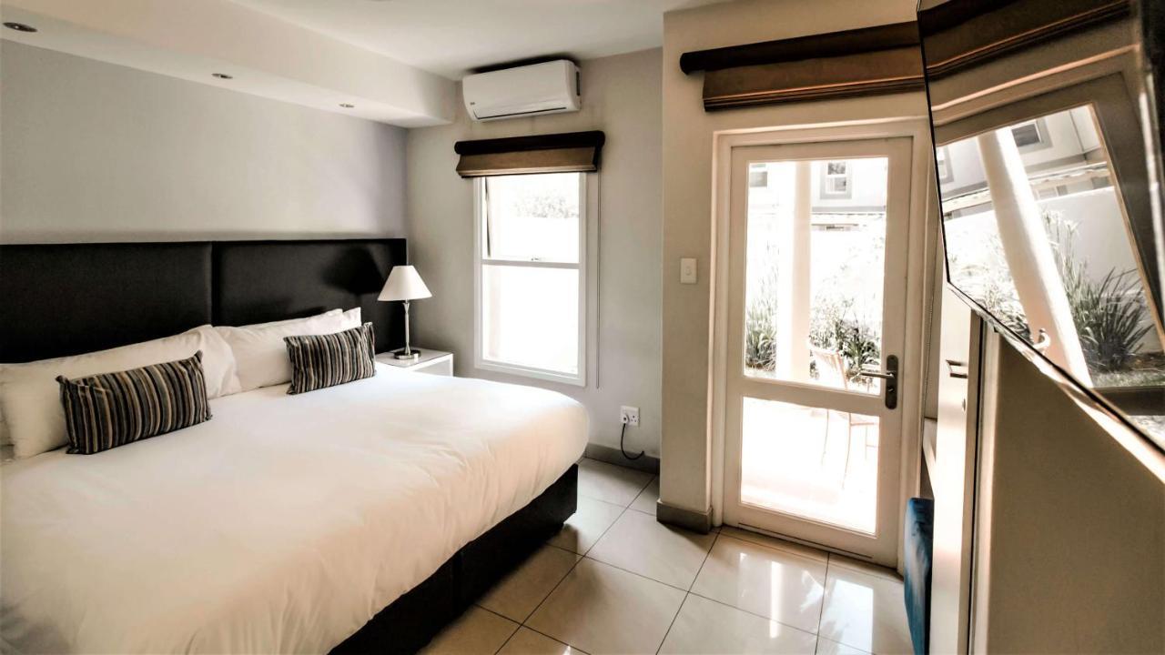 Villa Via Executive Suites With Power Back-Up Сэндтон Экстерьер фото