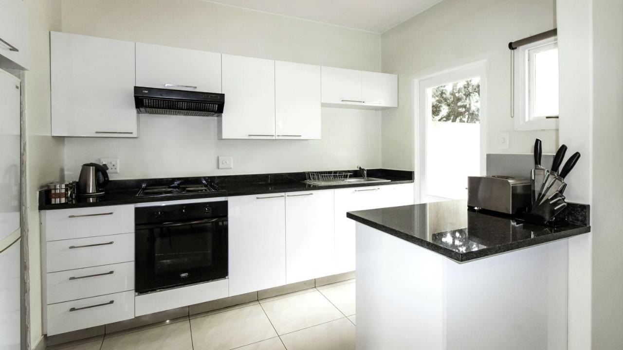 Villa Via Executive Suites With Power Back-Up Сэндтон Экстерьер фото