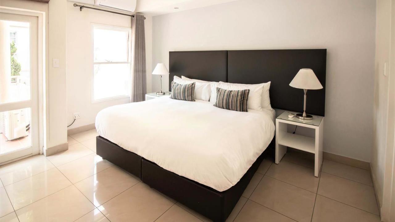 Villa Via Executive Suites With Power Back-Up Сэндтон Экстерьер фото