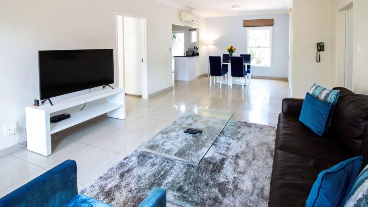 Villa Via Executive Suites With Power Back-Up Сэндтон Экстерьер фото