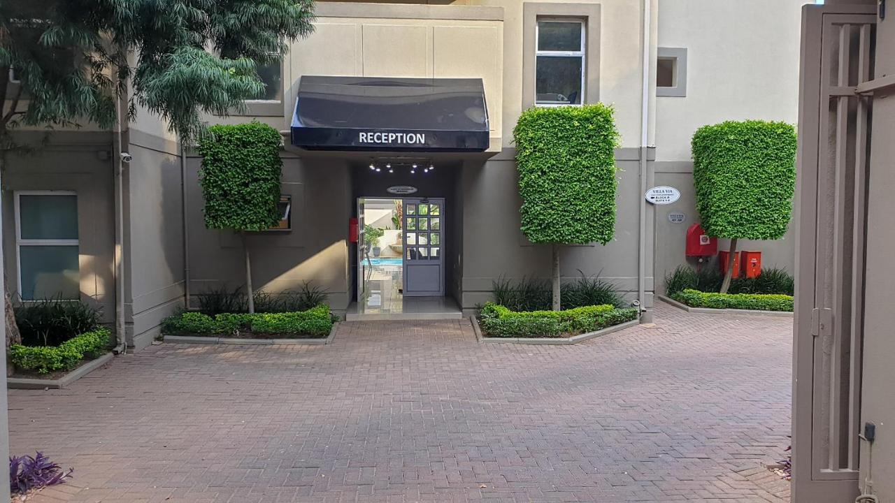 Villa Via Executive Suites With Power Back-Up Сэндтон Экстерьер фото