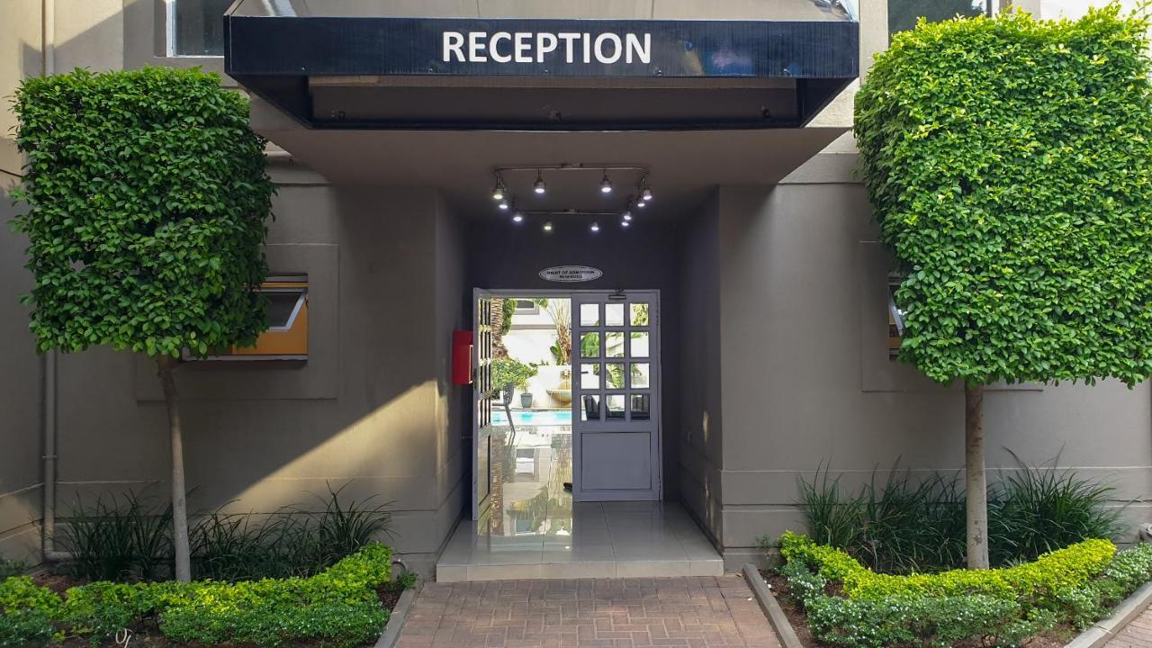 Villa Via Executive Suites With Power Back-Up Сэндтон Экстерьер фото