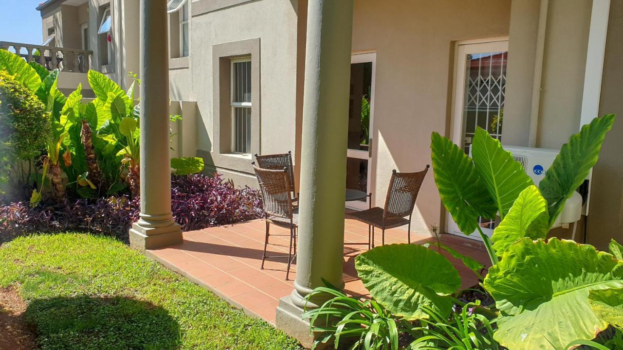 Villa Via Executive Suites With Power Back-Up Сэндтон Экстерьер фото