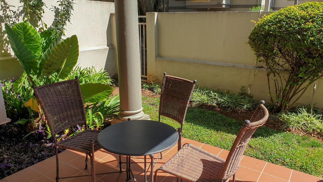 Villa Via Executive Suites With Power Back-Up Сэндтон Экстерьер фото