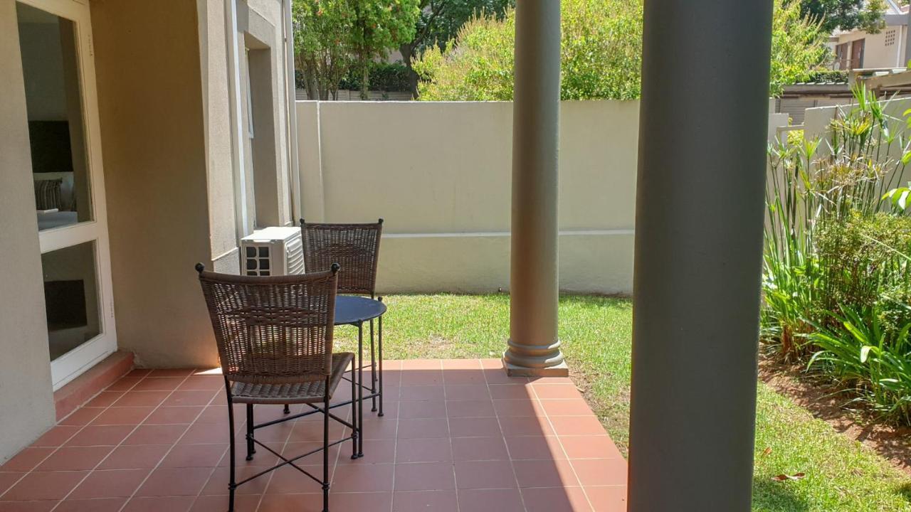 Villa Via Executive Suites With Power Back-Up Сэндтон Экстерьер фото